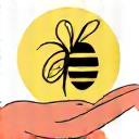 Symbol einer schützenden Hand über einer Biene